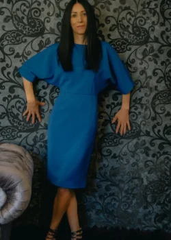 Rochie albastra scurta, dreapta, maneci fluture