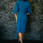 Rochie albastra scurta, dreapta, maneci fluture vazuta din spate