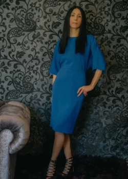 Rochie albastra scurta, dreapta, maneci fluture
