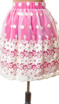 Fusta creata organza cu flori pe fond fucsia - imagine 2