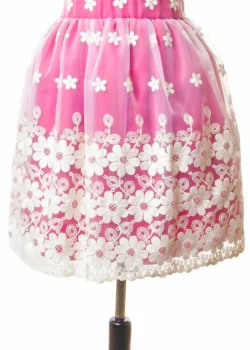 Fusta creata organza cu flori pe fond fucsia