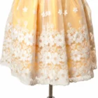 Fusta creata organza cu flori pe fond galben