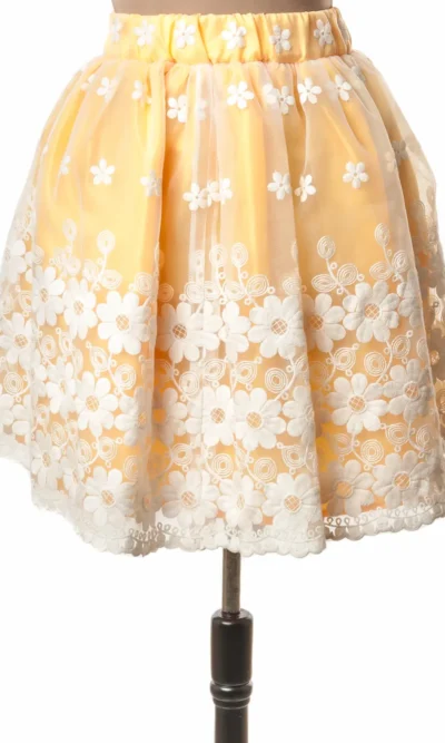 Fusta creata organza cu flori pe fond galben
