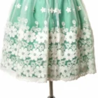 Fusta creata organza cu flori pe fond verde