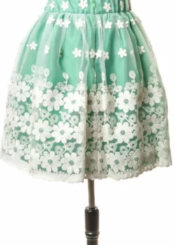 Fusta creata organza cu flori pe fond verde