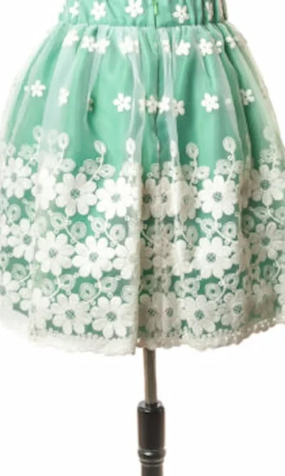 Fusta creata organza cu flori pe fond verde
