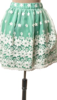 Fusta creata organza cu flori pe fond verde