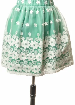 Fusta creata organza cu flori pe fond verde