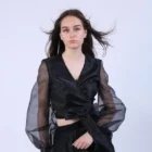 Bluza scurta petrecuta cu maneci bufante din organza neagra