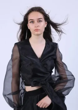Bluza scurta petrecuta cu maneci bufante din organza neagra