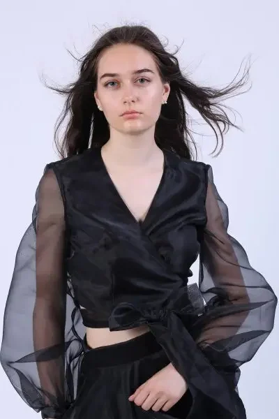 Bluza scurta petrecuta cu maneci bufante din organza neagra
