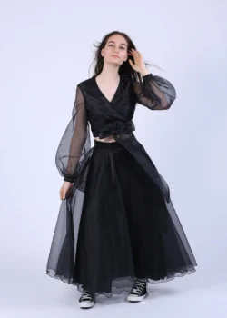 Bluza scurta petrecuta cu maneci bufante din organza neagra