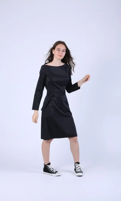 Rochie evazata din bumbac negru lucios cu maneca 3/4