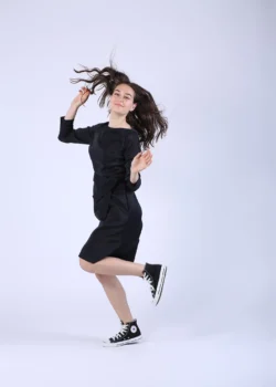 Rochie evazata din bumbac negru lucios cu maneca 3/4