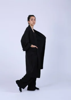 Rochie-halat din matase naturala neagra, inchisa cu cordon