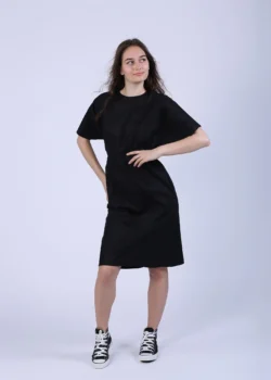 Rochie neagra, evazata, cu maneca fluture si desfacuta la spate