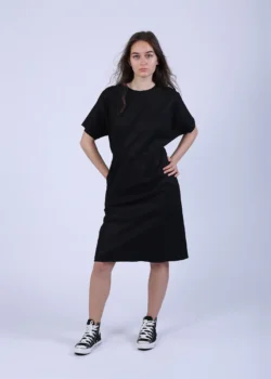 Rochie neagra, evazata, cu maneca fluture si desfacuta la spate