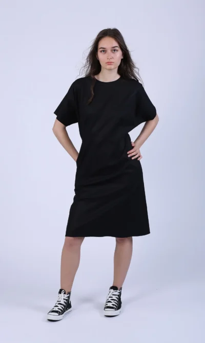 Rochie neagra, evazata, cu maneca fluture si desfacuta la spate