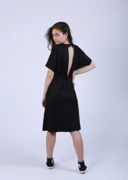 Rochie neagra, evazata, cu maneca fluture si desfacuta la spate