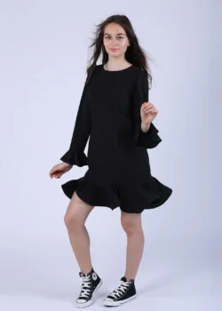 Rochie din tesatura neagra cu volane la maneci si la poale