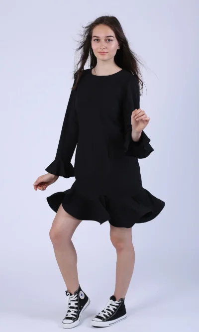 Rochie din tesatura neagra cu volane la maneci si la poale