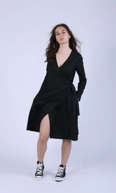 Rochie petrecuta evazata din stofa neagra