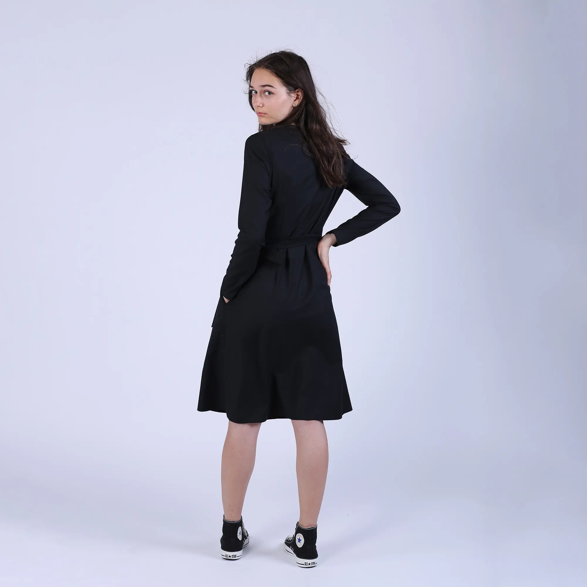 Rochie petrecuta evazata din stofa neagra