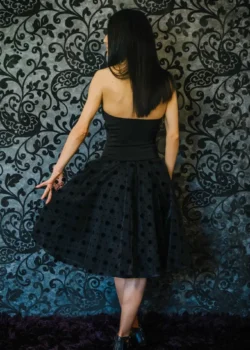 Fusta din tulle in clos cu buline vazuta din spate
