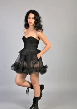 Rochie din tulle negru, scurta, cu volane in talie si la poale