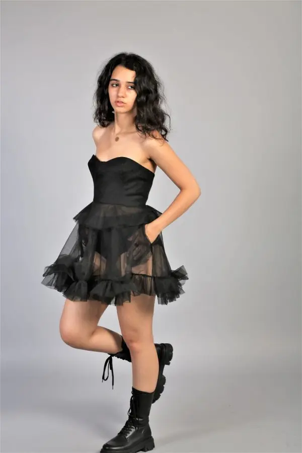 Rochie din tulle negru, scurta, cu volane in talie si la poale