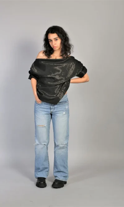Bluza eleganta cu umerii goi din matase naturala neagra