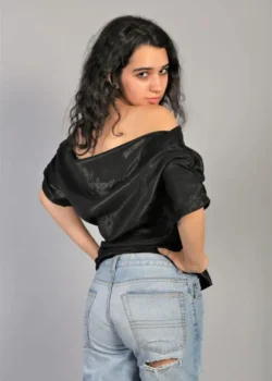 Bluza eleganta cu umerii goi din matase naturala neagra