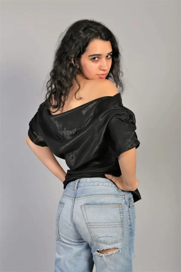 Bluza eleganta cu umerii goi din matase naturala neagra