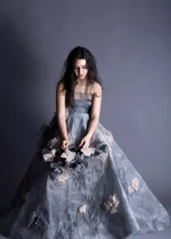 Rochie din organza gri argintiu cu clos bogat