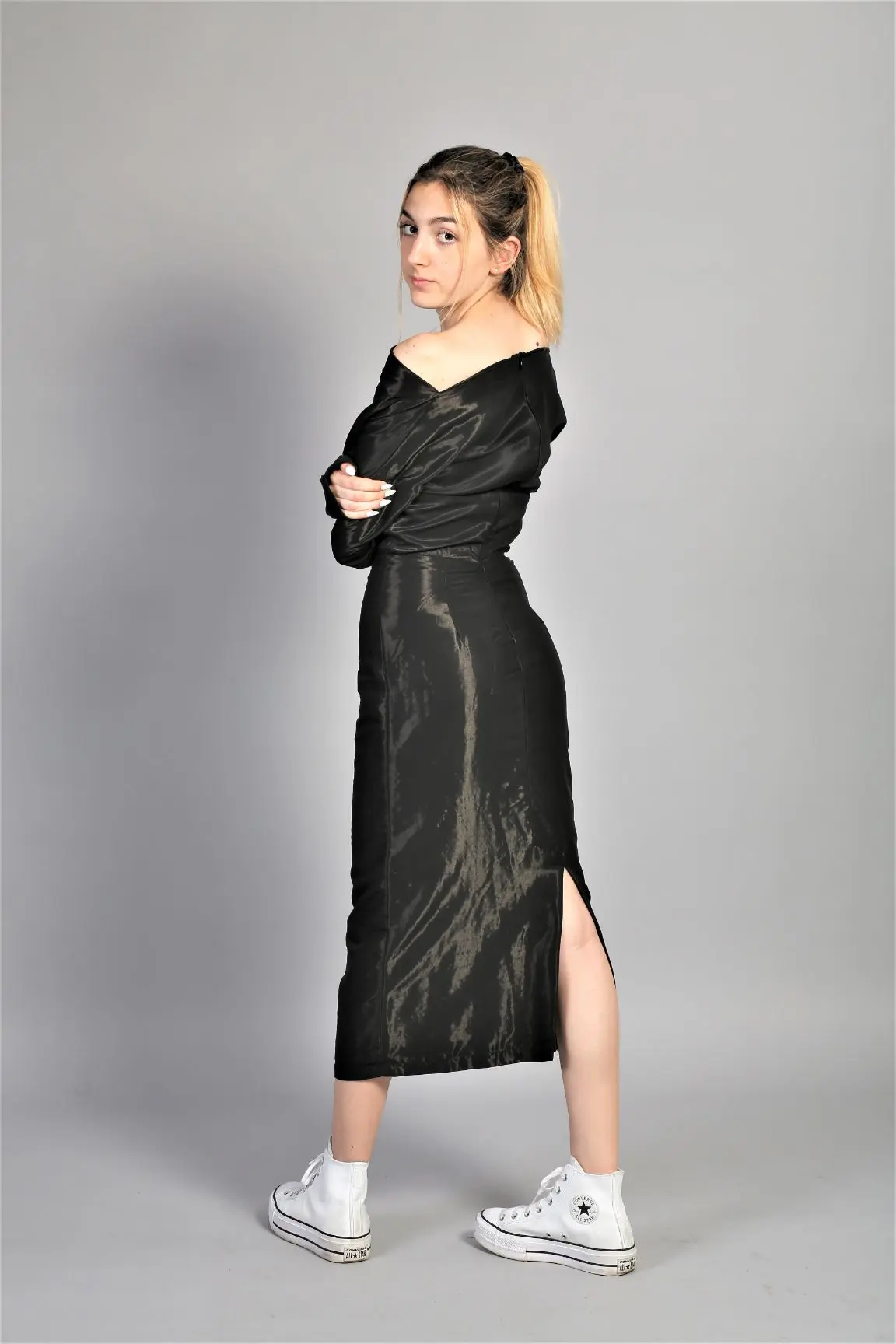 Rochie neagra din matase naturala, cu umerii goi
