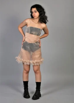 Rochie din organza bej auriu cu volan la poale