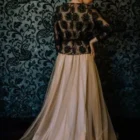 Fusta lunga clos din tule nude vazuta din spate