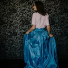 Fusta lunga din tafra albastra vazuta din spate