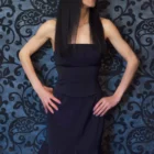 fusta neagra conica cu volane suprapuse, eleganta si moderna