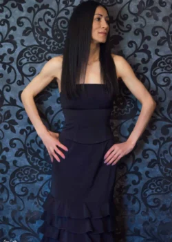 fusta neagra conica cu volane suprapuse, eleganta si moderna