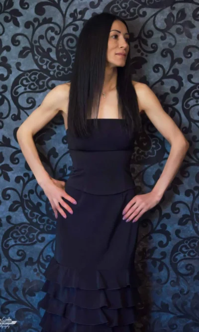 fusta neagra conica cu volane suprapuse, eleganta si moderna