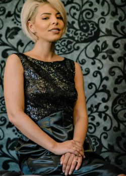 Rochie neagra pentru cocktail cu bust din paiete