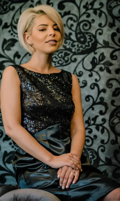 Rochie neagra pentru cocktail cu bust din paiete