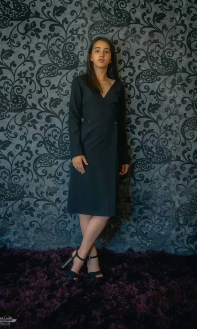 rochie neagra surta midi petrecuta din stofa
