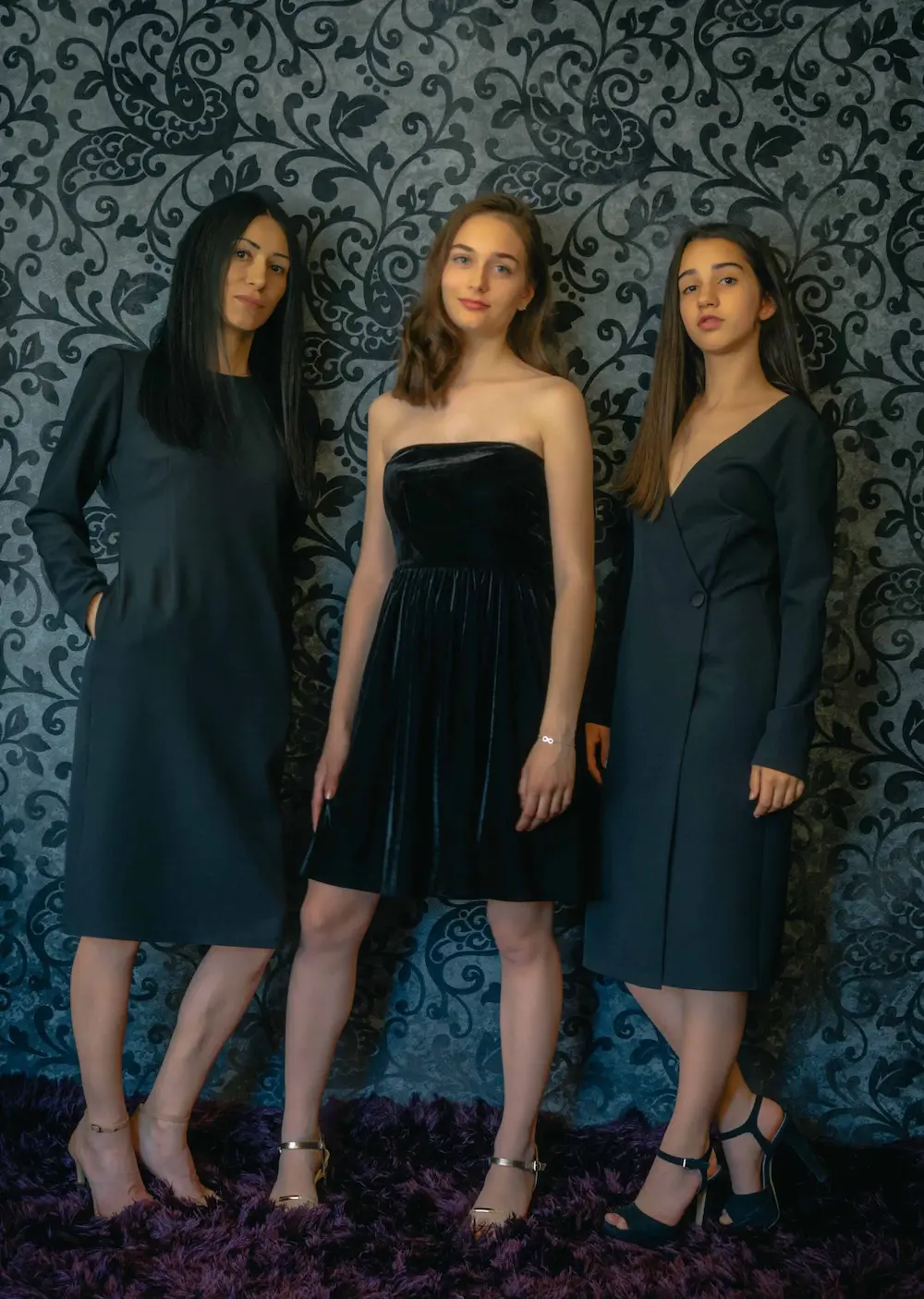 rochie neagra surta midi petrecuta din stofa din laterala