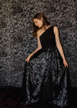 rochie neagra de seara lunga pe un umar din mesh cu flori catifelate