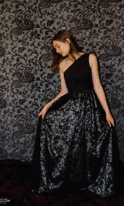 rochie neagra de seara lunga pe un umar din mesh cu flori catifelate